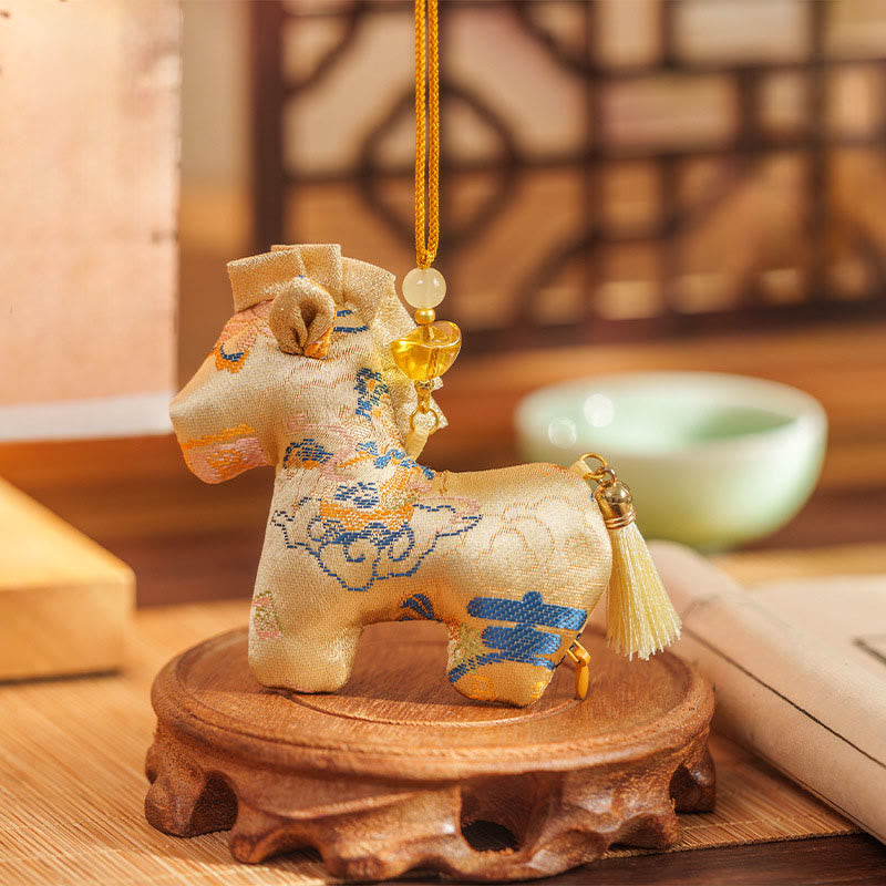 Decorazione da appendere con ricamo a nappa in corda rossa, motivo Buddha Stones Year of the Horse - Cavallo giallo (10,5*9 cm) - image 12
