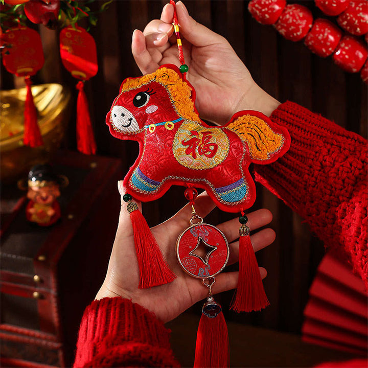Ricamo Buddha Stones, anno del cavallo, carattere Fu, forma di moneta di rame, decorazione da appendere con filo rosso - Personaggio di Fu a forma di cavallo (16*48 cm) - image 0
