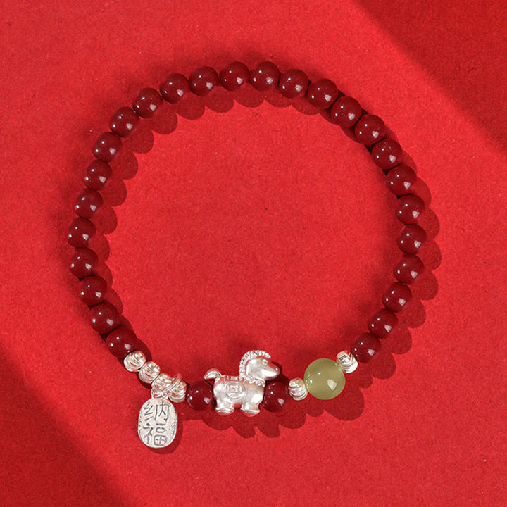 Braccialetto di concentrazione in argento sterling 999 con cordino rosso, giada Hetian, cinabro e Buddha Stones dell'anno del cavallo - Cavallo di giada Hetian in argento sterling 999 e cinabro (circonferenza del polso: 14-15 cm) - image 1