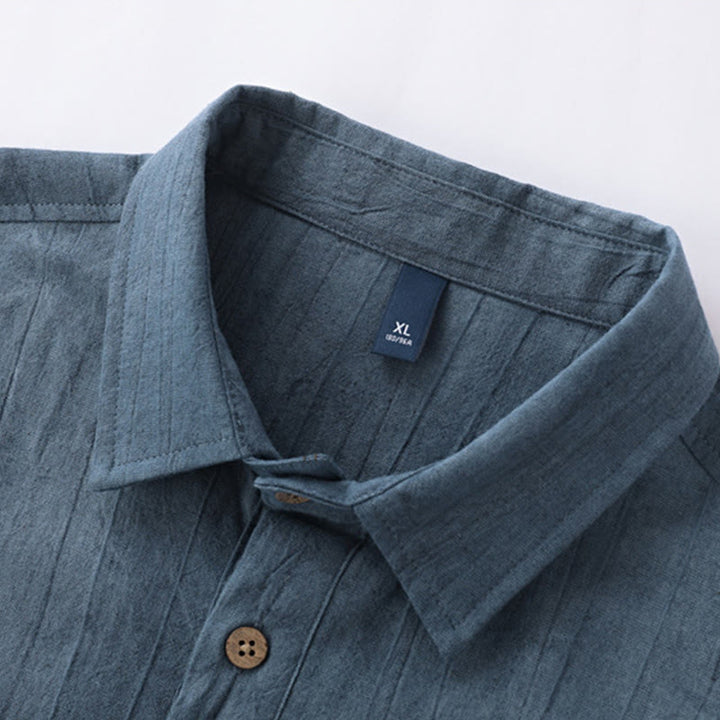 Camicia da uomo in cotone ramiè a maniche corte con bottoni e design a pieghe tinta unita, motivo Buddha Stones - image 1