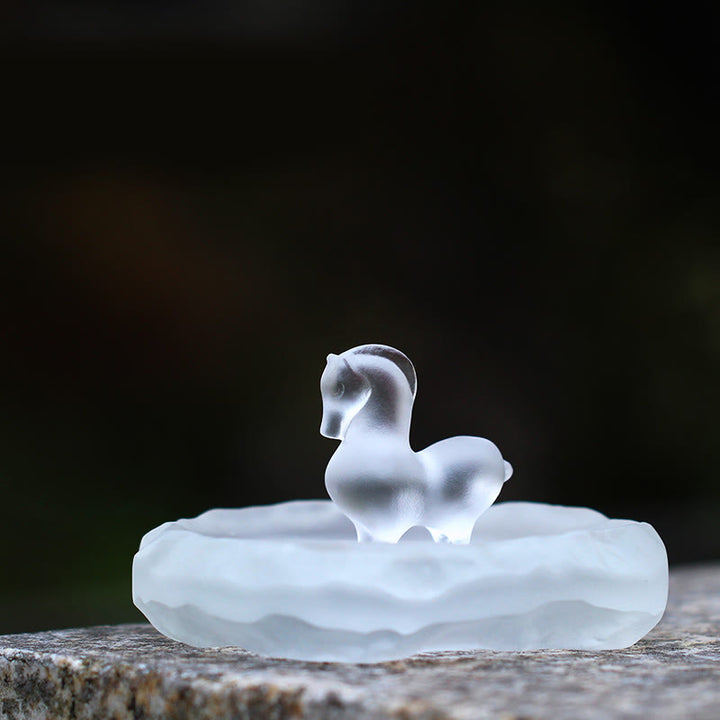 Buddha Stones Anno del Cavallo Baccello di Loto Foglia di Loto Liuli Opera d'Arte di Cristallo Decorazione Energetica per la Casa e l'Ufficio - Pad con bordo ondulato e cavallo - image 0