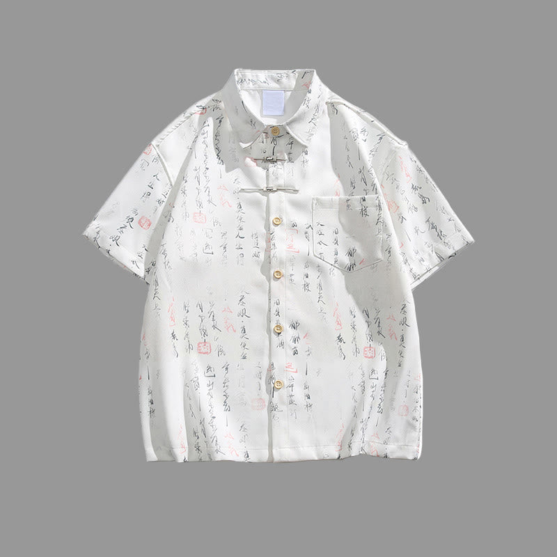 Buddha Stones Camicia da uomo a maniche corte con tasca, chiusura a rana con barra di metallo e motivo stampato con calligrafia - Bianco - US/UK/AU40, EU50 (2XL) - image 2