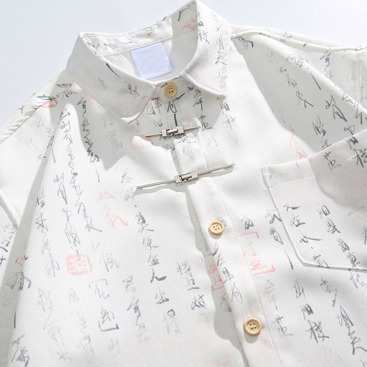 Buddha Stones Camicia da uomo a maniche corte con tasca, chiusura a rana con barra di metallo e motivo stampato con calligrafia - image 4
