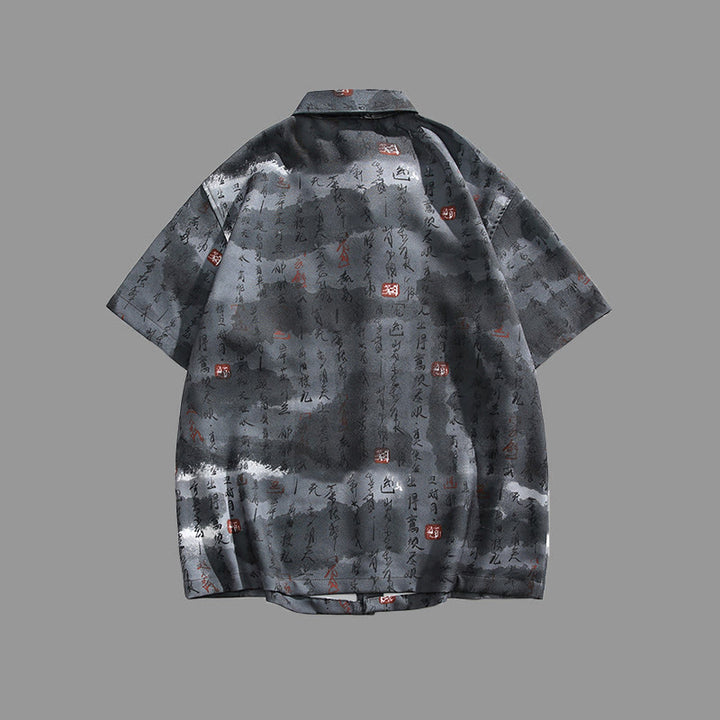 Buddha Stones Camicia da uomo a maniche corte con tasca, chiusura a rana con barra di metallo e motivo stampato con calligrafia - image 11