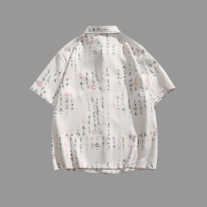 Buddha Stones Camicia da uomo a maniche corte con tasca, chiusura a rana con barra di metallo e motivo stampato con calligrafia - image 1