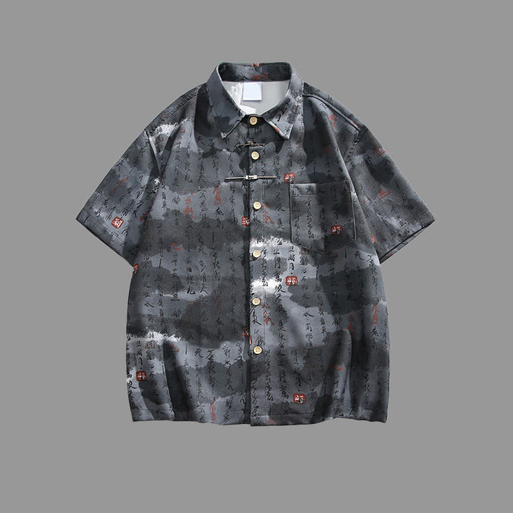 Buddha Stones Camicia da uomo a maniche corte con tasca, chiusura a rana con barra di metallo e motivo stampato con calligrafia - Nero - US/UK/AU40, EU50 (2XL) - image 10