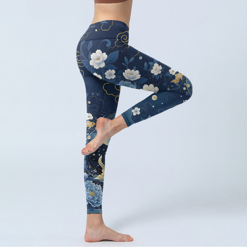 Buddha Stones Leggings da palestra con stampa di pesci koi e fiori di peonia blu e bianchi, pantaloni da yoga da donna - image 3