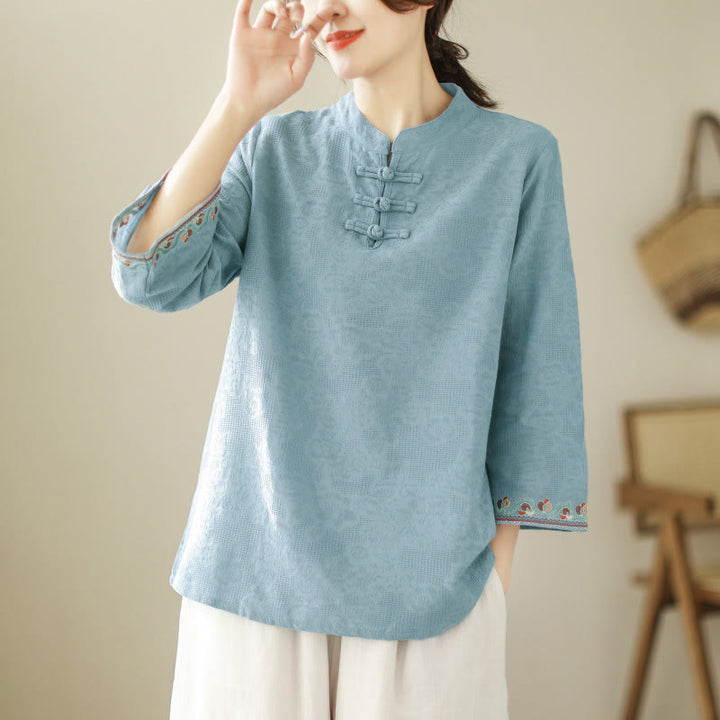 Camicia da donna in cotone con colletto rialzato, maniche a tre quarti ricamate, bottoni a rana in jacquard Buddha Stones - image 7