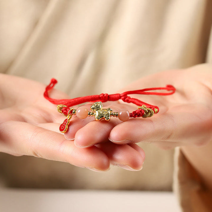 Buddha Stones Braccialetto portafortuna con corda rossa, agata bianca e pietra del sole in rame dell'anno del cavallo - image 3