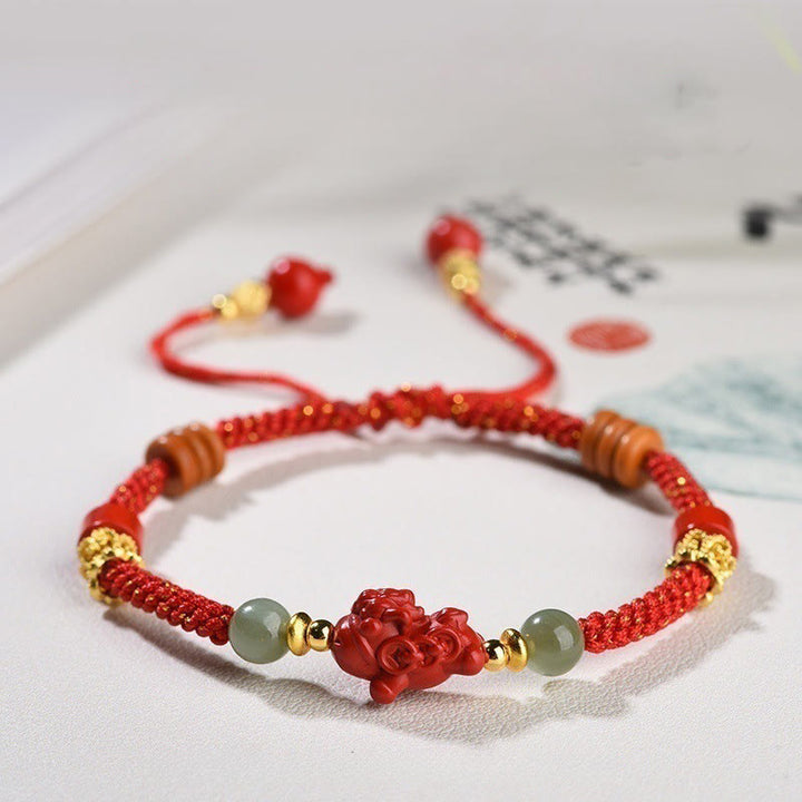 Buddha Stones Braccialetto di benedizione in corda rossa di giada di Hetian e cinabro dell'anno del cavallo - Giada Hetian color cinabro (circonferenza del polso: 13-19 cm) - image 0