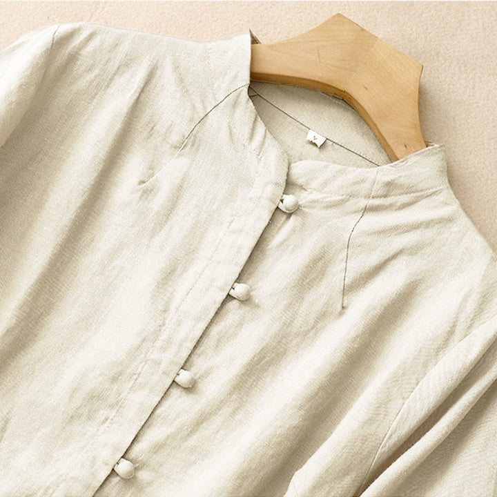 Camicia da donna estiva Buddha Stones a maniche corte con colletto alla coreana, spacchi laterali e chiusura con bottoni a rana. - image 2