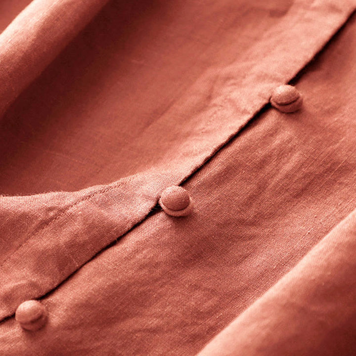 Camicia da donna estiva Buddha Stones a maniche corte con colletto alla coreana, spacchi laterali e chiusura con bottoni a rana. - image 8