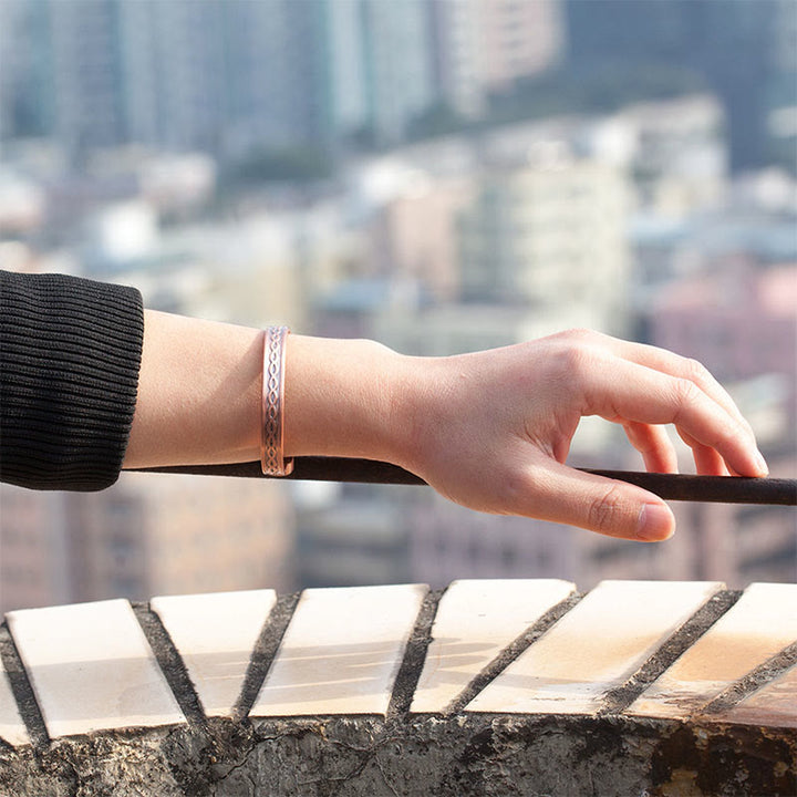 Buddha Stones Bracciale rigido aperto con motivo ad anelli intrecciati in rame, equilibrio e fortuna - image 3
