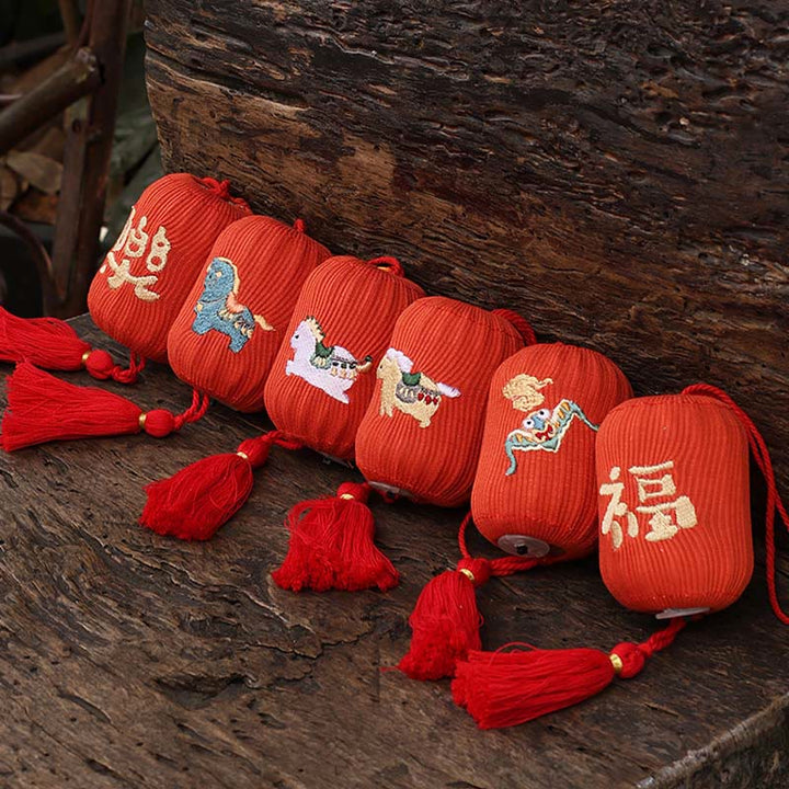 Buddha Stones Decorazione da appendere con ricamo a forma di corda rossa Fu, simbolo della fortuna dell'anno del cavallo - image 12