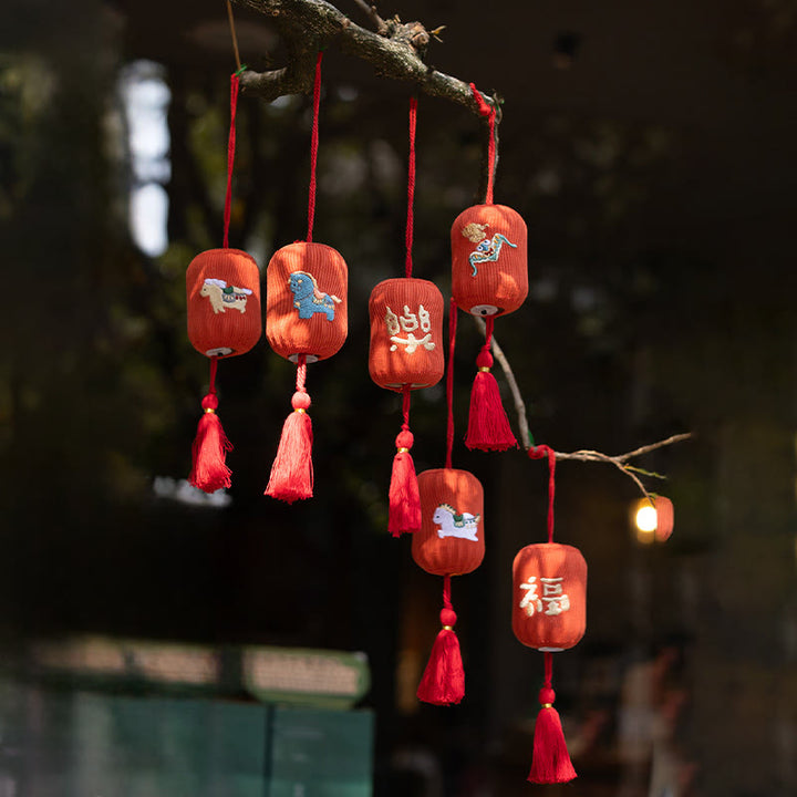Buddha Stones Decorazione da appendere con ricamo a forma di corda rossa Fu, simbolo della fortuna dell'anno del cavallo - image 14