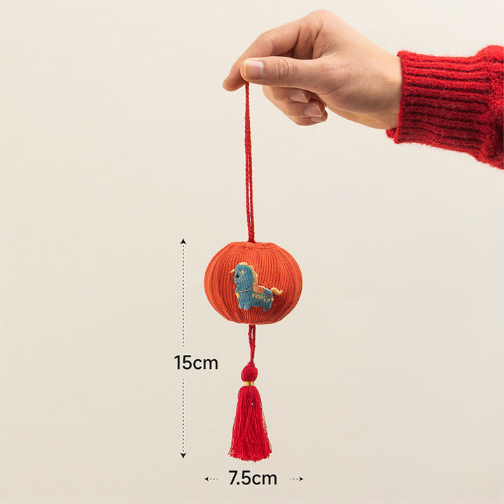 Buddha Stones Decorazione da appendere con ricamo a forma di corda rossa Fu dell'anno del cavallo - Cavallo blu (dimensioni: 15*7,5 cm) - image 4