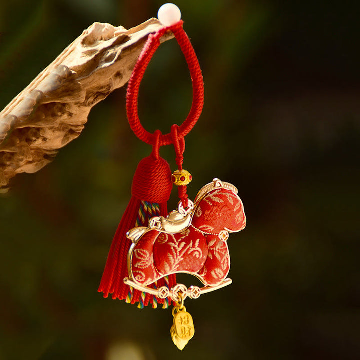 Portachiavi con ricamo "L'anno del cavallo" di Buddha Stones Freedom - Cavallo rosso (dimensioni: 43*47 mm) - image 0