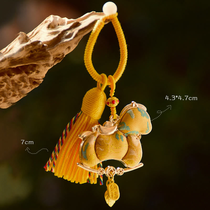 Buddha Stones Portachiavi con cordino rosso ricamato Anno del cavallo - Cavallo giallo (dimensioni: 43*47 mm) - image 2