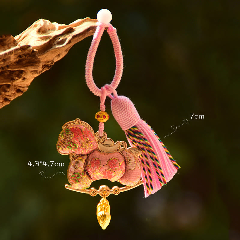 Buddha Stones Portachiavi con cordino rosso ricamato Anno del cavallo - Cavallo rosa (dimensioni: 43*47 mm) - image 3