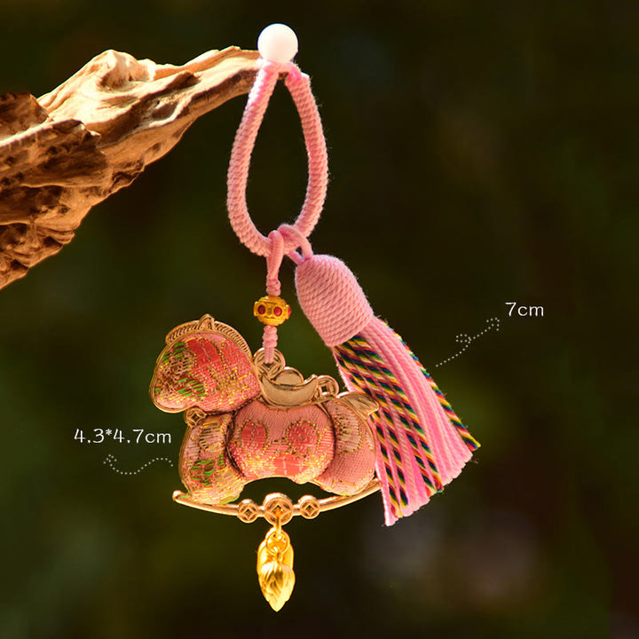 Buddha Stones Portachiavi con cordino rosso ricamato Anno del cavallo - Cavallo rosa (dimensioni: 43*47 mm) - image 3