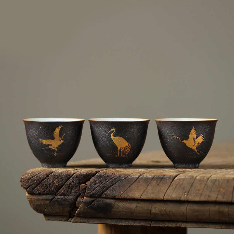 Buddha Stones Piccola tazza da tè in ceramica dipinta a mano con gru dorata, tazza da tè Kung Fu da 40 ml - image 0
