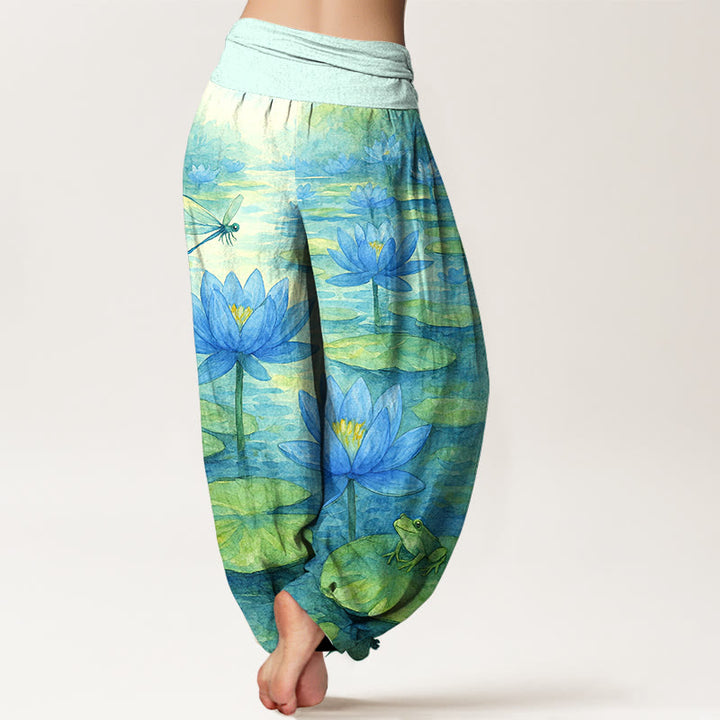 Buddha Stones Pantaloni harem da donna in puro cotone, freschi, eleganti, con motivo a fiori di loto, foglie, libellule e rane, con elastico in vita. - image 1