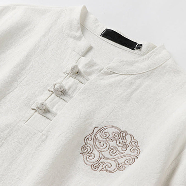 Buddha Stones Camicia da uomo in cotone e lino a maniche corte con ricamo di nuvole di buon auspicio con bottoni a rana estivi - image 2