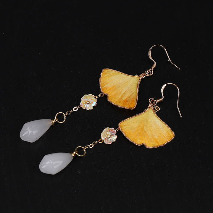 Buddha Stones Orecchini pendenti in seta fatti a mano con foglia di ginkgo giallo e gancio in rame, simbolo di buona fortuna - Foglia di ginkgo e perlina bianca (dimensioni: circa 7,5*2,8 cm) - image 9