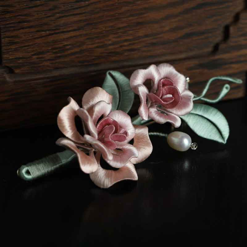 Buddha Stones Spilla di armonia con fiori di rosa gemella in seta lavorata a mano - Rosa gemella (lunghezza: circa 7-9 cm) - image 1