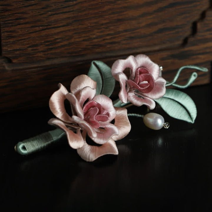 Buddha Stones Spilla di armonia con fiori di rosa gemella in seta lavorata a mano - Rosa gemella (lunghezza: circa 7-9 cm) - image 1