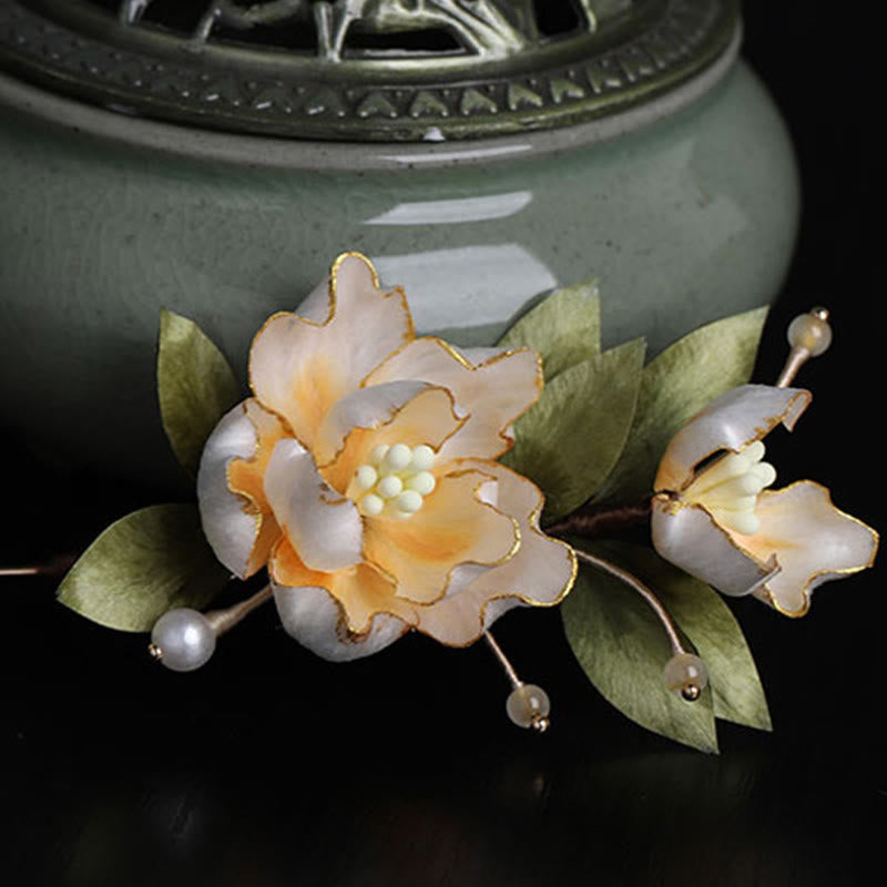 Buddha Stones Spilla portafortuna in seta lavorata a mano con fiore di peonia dorata - image 1