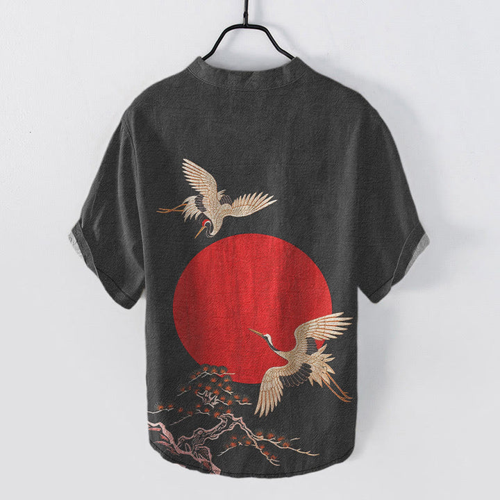 Buddha Stones Camicia da uomo a maniche corte con mezza abbottonatura, in cotone, con motivo semplice gru, sole e pino rosso. - image 1