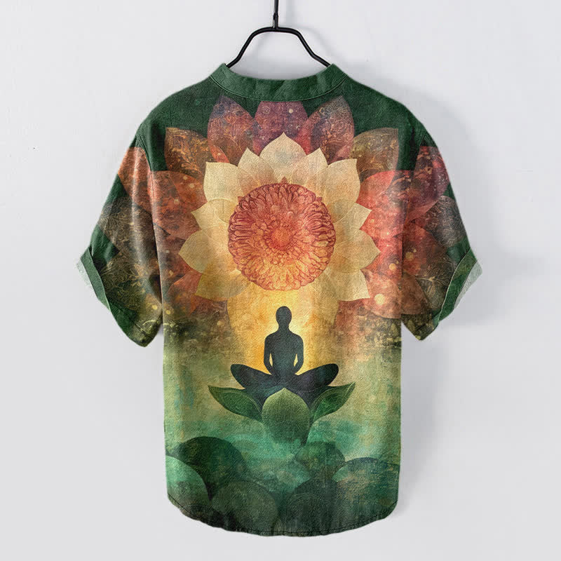 Buddha Stones Camicia da uomo a maniche corte con mezzo bottone, in cotone, con motivo a loto in meditazione. - image 1
