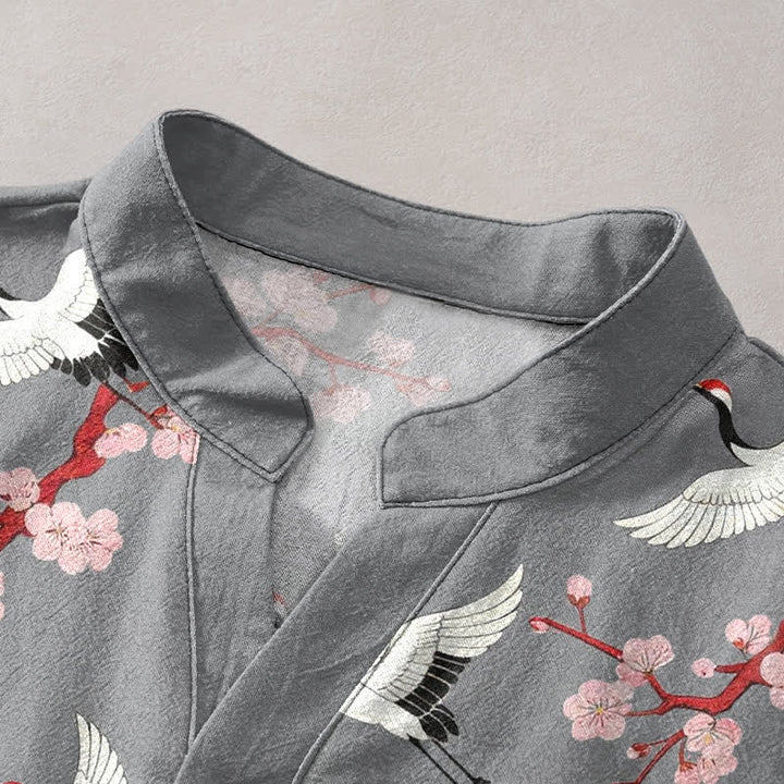 Buddha Stones Camicia Henley da uomo a maniche corte con motivo a fiori di prugno della Crane - image 2