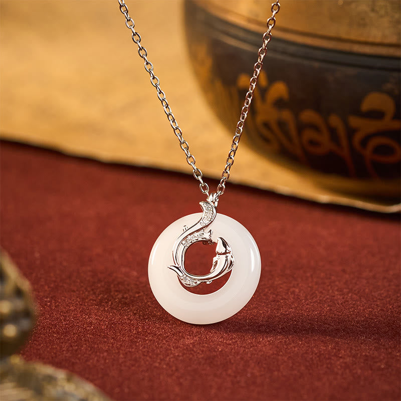 Buddha Stones Ciondolo portafortuna con fibbia a forma di pesce koi e simbolo della pace. - Fibbia della pace con pesce koi - image 0