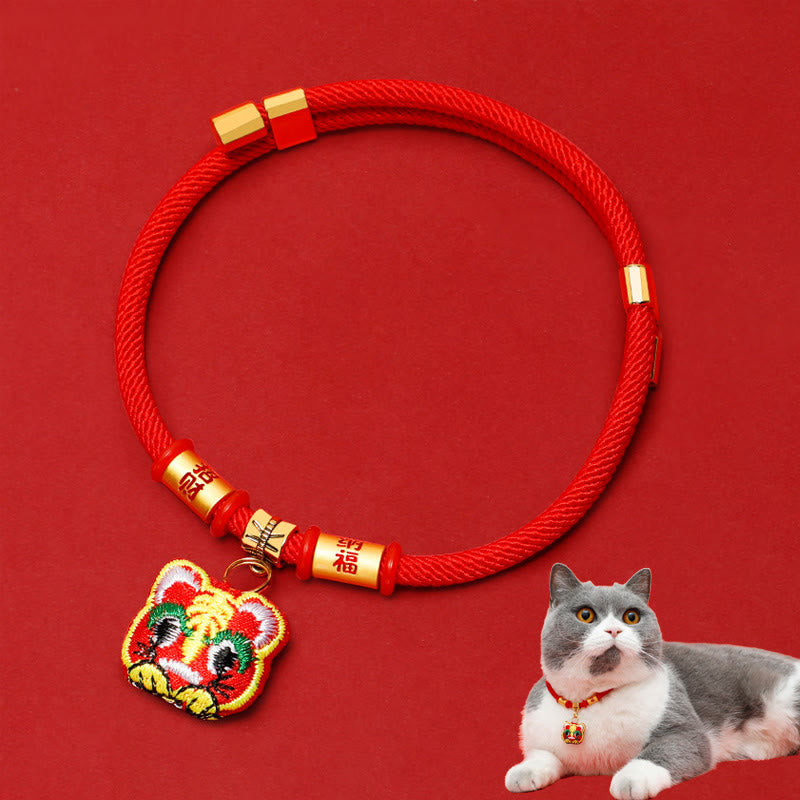 Buddha Stones Collare regolabile per cani e gatti con ricamo a treccia rossa e personaggio Tiger Fu, protezione per animali domestici. - Tigre Fortunata - 26-44 cm - image 1