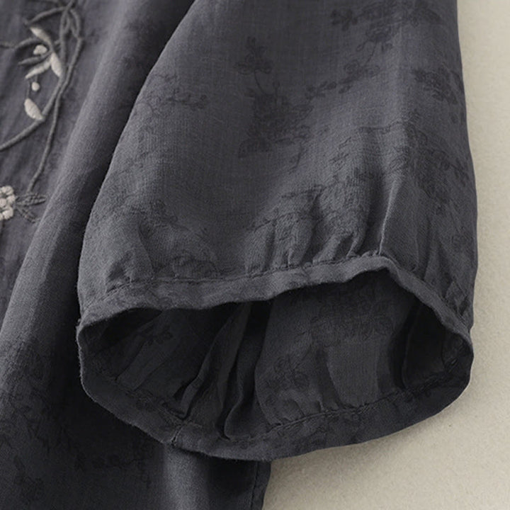 Buddha Stones Camicia estiva da donna con colletto alla coreana, bottoni ricamati e maniche a tre quarti. - image 3