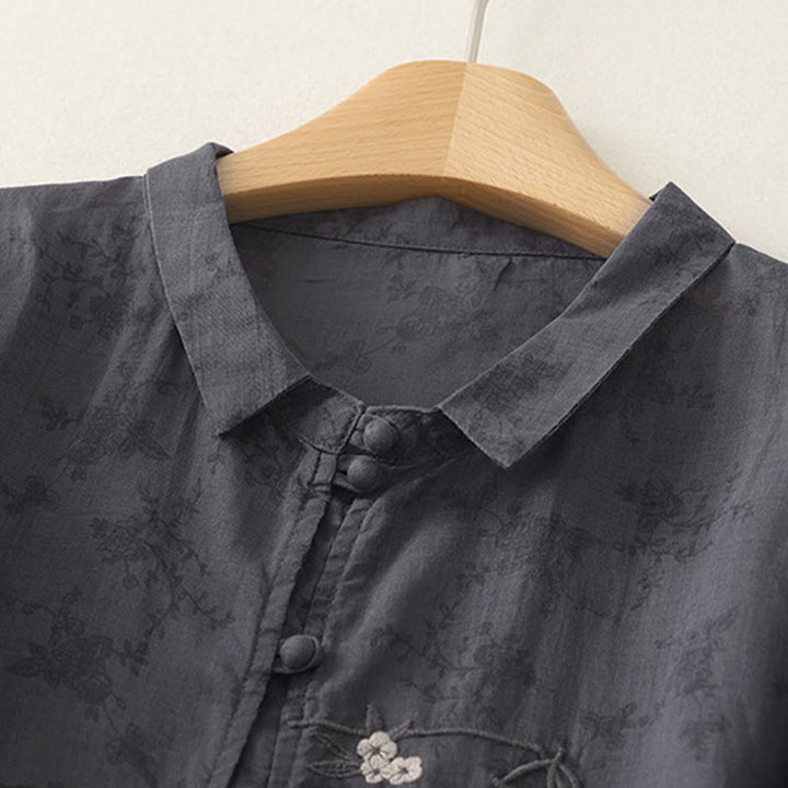 Buddha Stones Camicia estiva da donna con colletto alla coreana, bottoni ricamati e maniche a tre quarti. - image 1