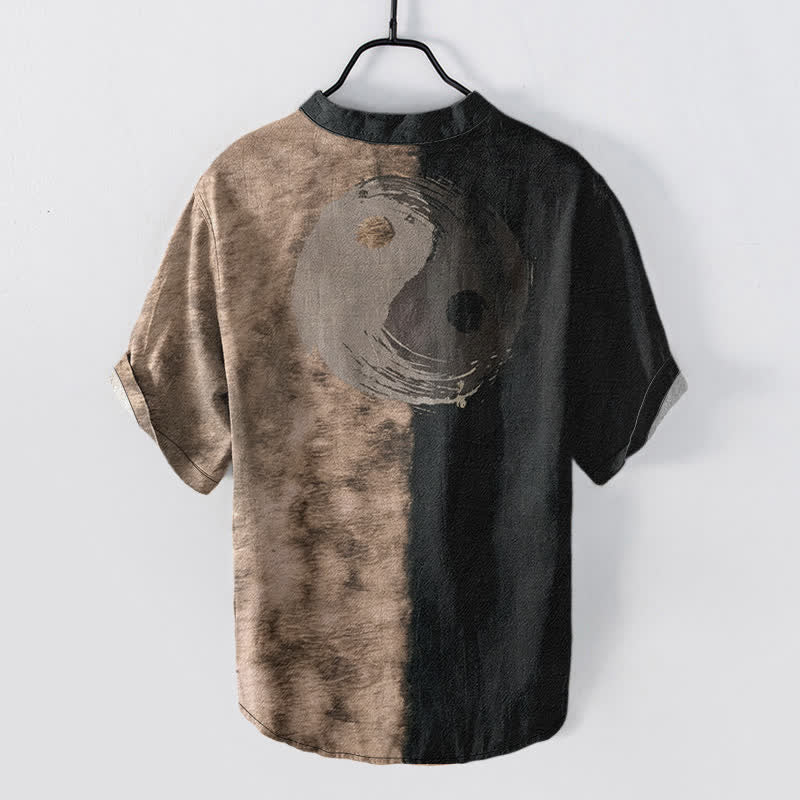 Buddha Stones Camicia da uomo a maniche corte con mezza abbottonatura, bicolore in cotone, con stampa Taiji a inchiostro. - image 1