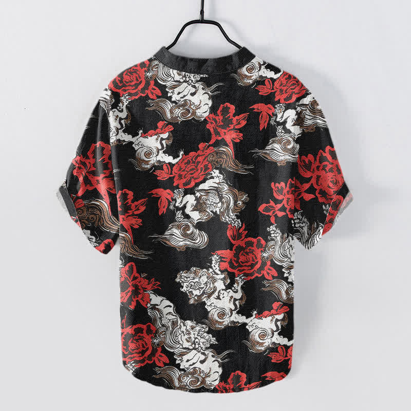 Buddha Stones Camicia Henley da uomo a maniche corte con mezza abbottonatura, in cotone rosso con stampa floreale e nuvole. - image 1