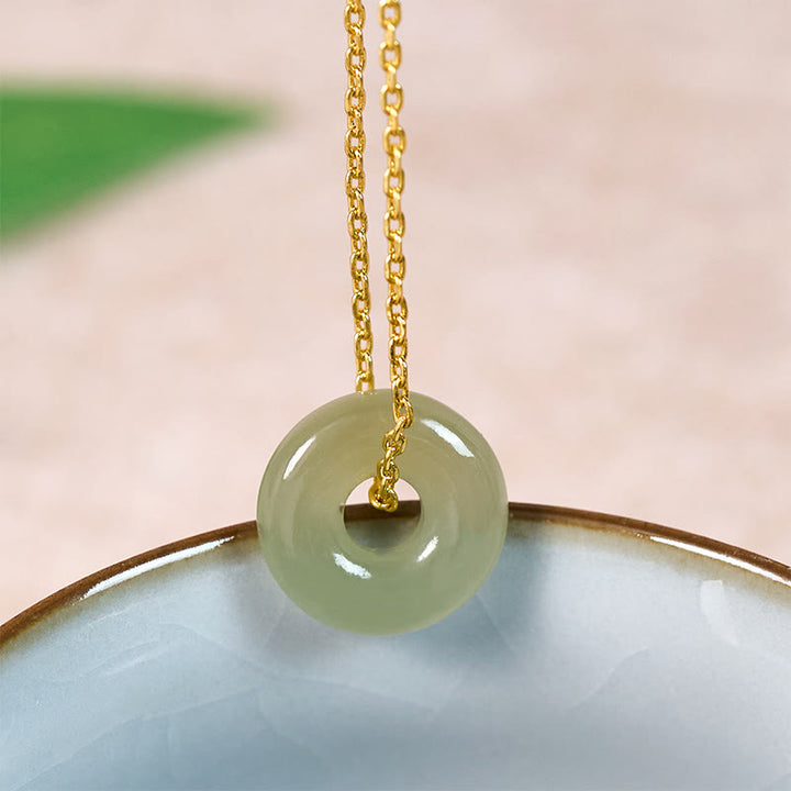 Buddha Stones Collana con ciondolo a forma di fibbia della pace in giada verde naturale, simbolo di prosperità. - Giada naturale (il colore può variare) - Catena di rame dorato - image 0