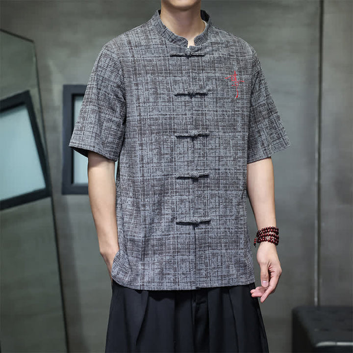 Buddha Stones Camicia da uomo estiva casual a maniche corte con colletto alla coreana e bottoni a rana, tinta unita. - image 3