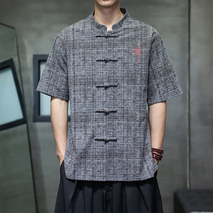 Buddha Stones Camicia da uomo estiva casual a maniche corte con colletto alla coreana e bottoni a rana, tinta unita. - image 1
