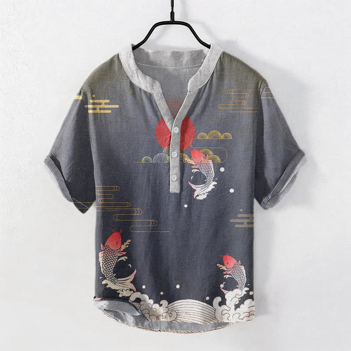 Buddha Stones Camicia da uomo a maniche corte con bottoni a metà, in cotone, con emblema di pesci koi, sole e nuvole rosse. - Grigio tenue - US/UK/AU50, EU60 (5XL) - image 0