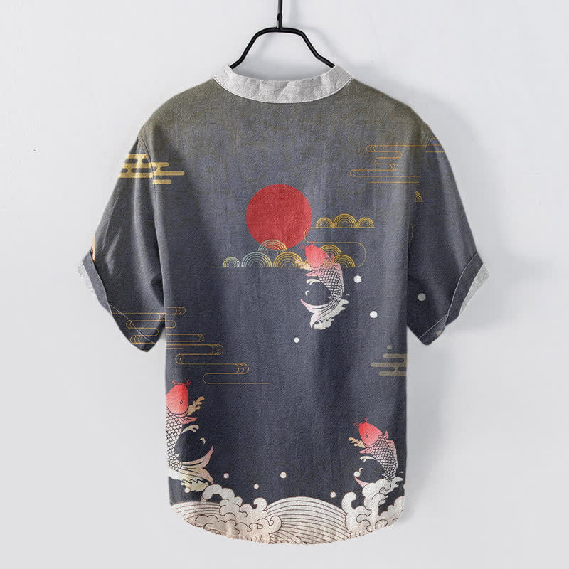 Buddha Stones Camicia da uomo a maniche corte con bottoni a metà, in cotone, con emblema di pesci koi, sole e nuvole rosse. - image 1