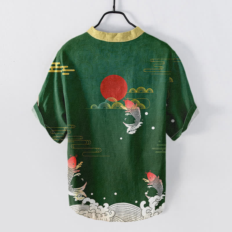Buddha Stones Camicia da uomo a maniche corte con bottoni a metà, in cotone, con emblema di pesci koi, sole e nuvole rosse. - image 4