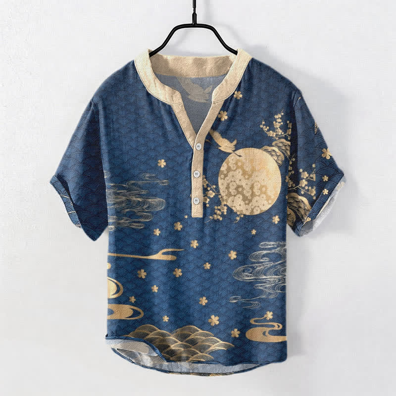 Buddha Stones Camicia da uomo a maniche corte con bottoni a metà, in cotone, con emblema di gru e fiori di pruno e luna piena. - SteelBlue - US/UK/AU50, EU60 (5XL) - image 0