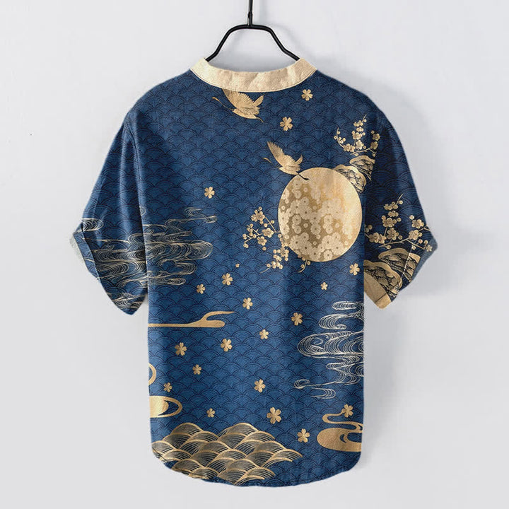 Buddha Stones Camicia da uomo a maniche corte con bottoni a metà, in cotone, con emblema di gru e fiori di pruno e luna piena. - image 1