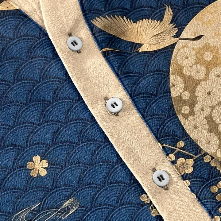 Buddha Stones Camicia da uomo a maniche corte con bottoni a metà, in cotone, con emblema di gru e fiori di pruno e luna piena. - image 3