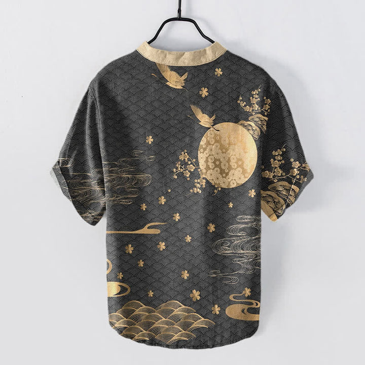 Buddha Stones Camicia da uomo a maniche corte con bottoni a metà, in cotone, con emblema di gru e fiori di pruno e luna piena. - image 6